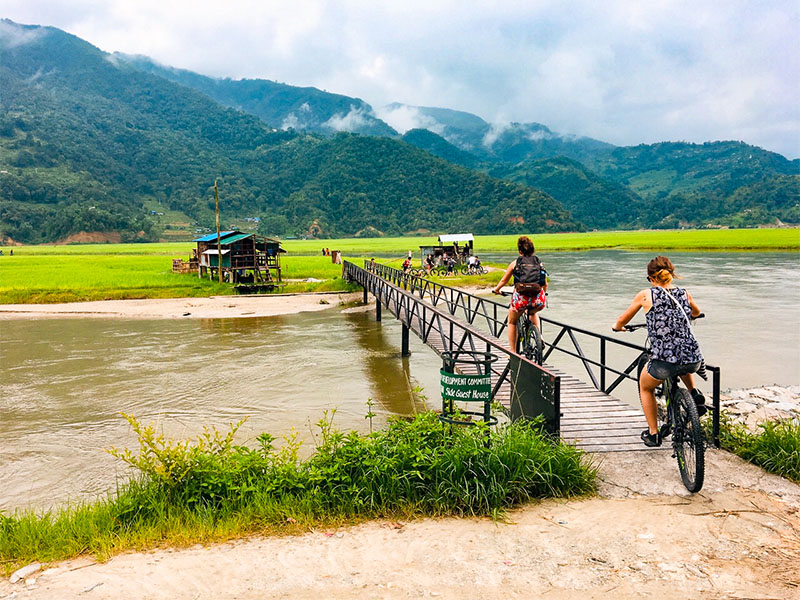 rivière népal visite à vélo