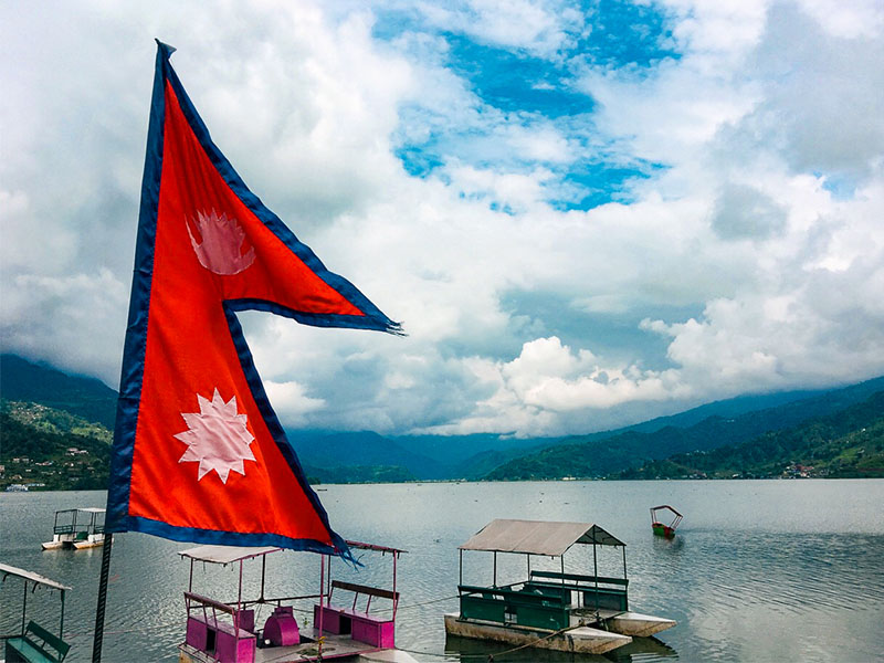 Drapeau du Népal en colo de vacances itinérante et solidaire cet été 