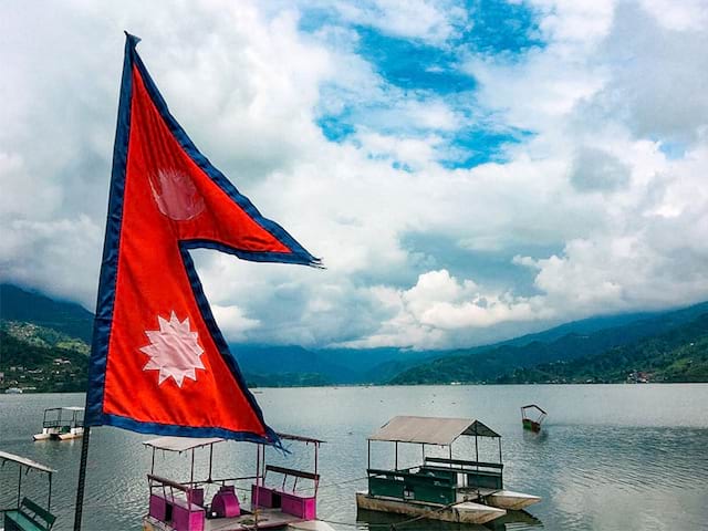 Drapeau du Népal en colo de vacances itinérante et solidaire cet été 