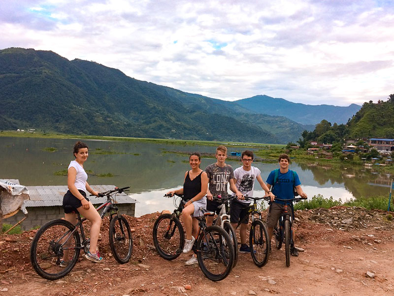 balade à vélo au népal au bord de la rivière