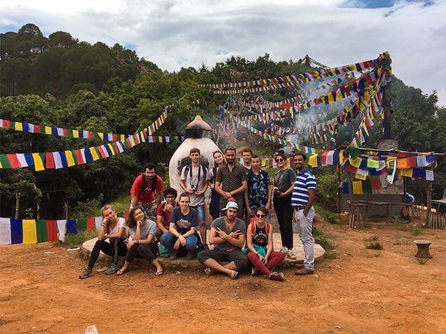 Photo prise en colo de vacances avec tous les jeunes de 15 à 17 ans au Népal 