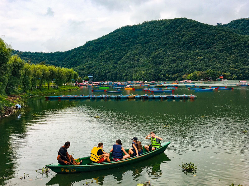 Jeunes en pirogue sur la rivière au Népal en colonie de vacances cet été pour les 15-17 ans 