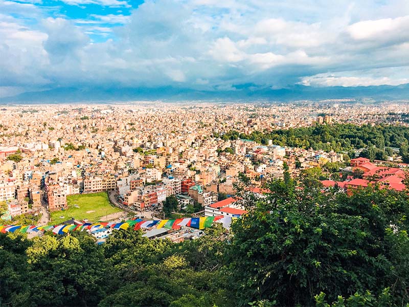 Panorama observé depuis un point de vue au Népal où les ados sont partis en colo cet été