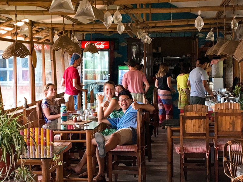 Jeunes dans un restaurant local au Népal