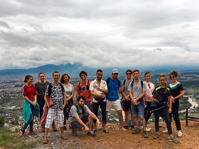 Photo de groupe prise au Népal en colo de vacances pour les 15-17 ans