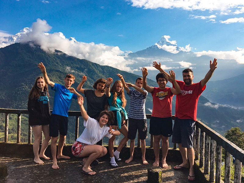 groupe de jeunes au sommet d'une montagne au népal