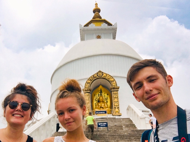 jeunes devant un temple au népal