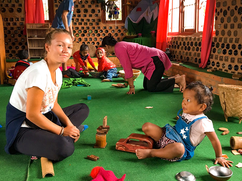 rencontre solidaire népal avec jeunes enfants
