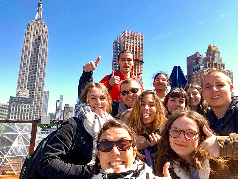 groupe ados animateur colonie de vacances new york devant les buildings