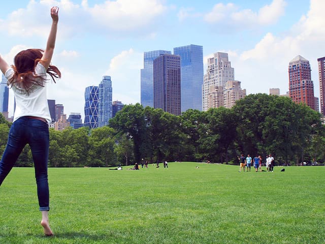 ado sautant de joie à new york colonie de vacances