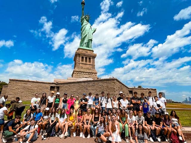 Groupe ados devant la statue de la liberté