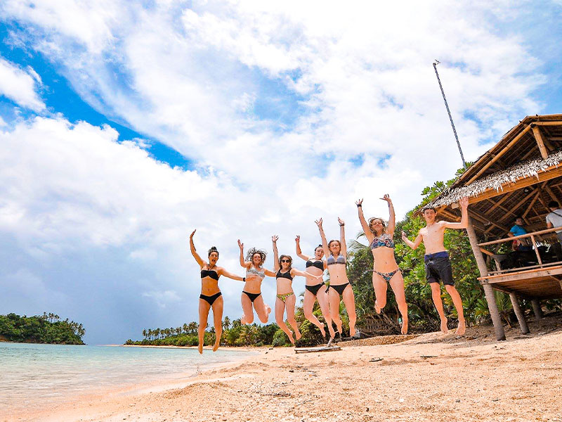 groupe ados en colonie de vacances à la plage aux philippines