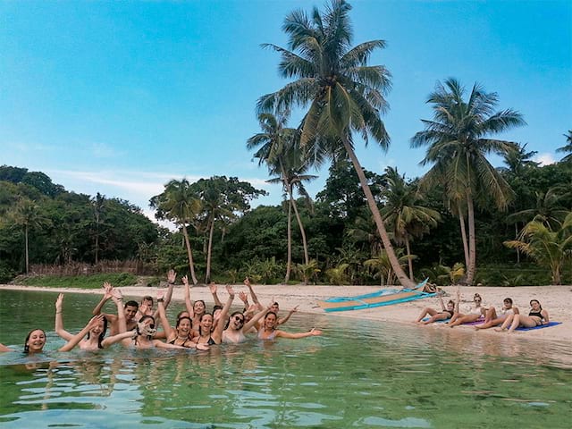 plage philippines avec groupe ados