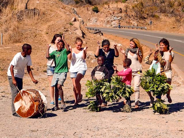 Rencontre avec une tribu africaine en colonie de vacances