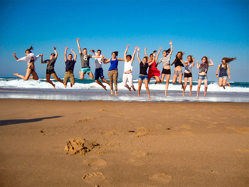 groupe adolescents à Santa Lucia plage en Afrique du sud