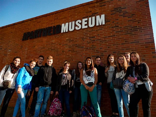 Jeunes devant le musée de l'apartheid en Afrique du sud