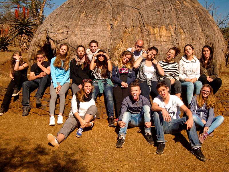Groupe adolescents devant hutte peuple zoulou afrique du sud