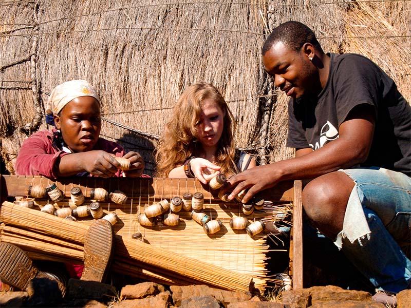 Rencontre avec une tribu pour apprendre l'artisanat africain en colonie de vacances