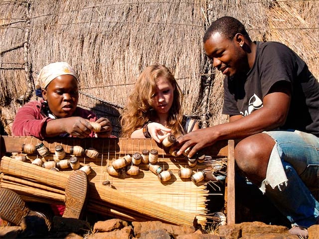 Rencontre avec une tribu pour apprendre l'artisanat africain en colonie de vacances