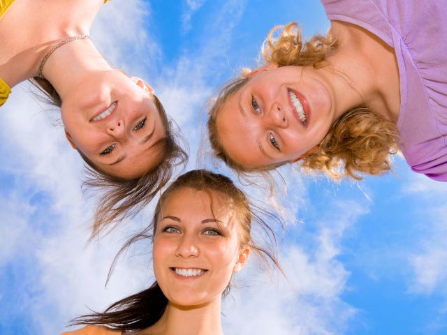 Trio jeunes filles en colo de vacances cet été