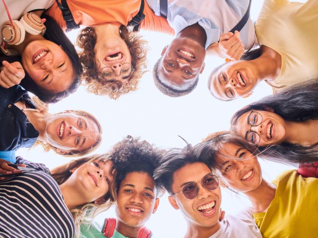 Groupe de jeunes en colo de vacances estivale 