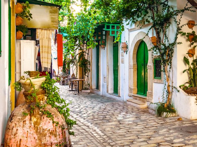 Ruelle en Tunisie en colo de vacances