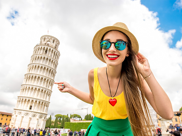 Ado devant la tour de Pise en voyage itinérant ados en Italie