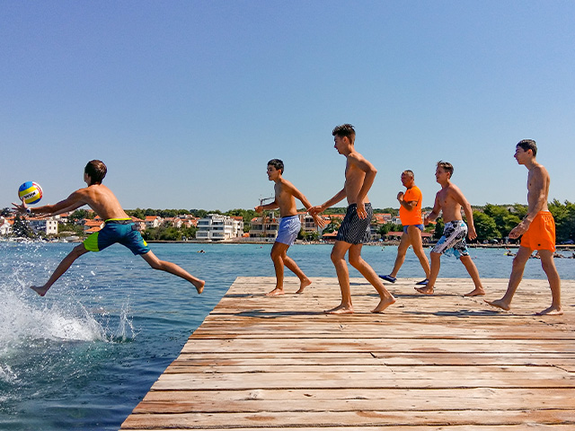 groupe ados baignade italie