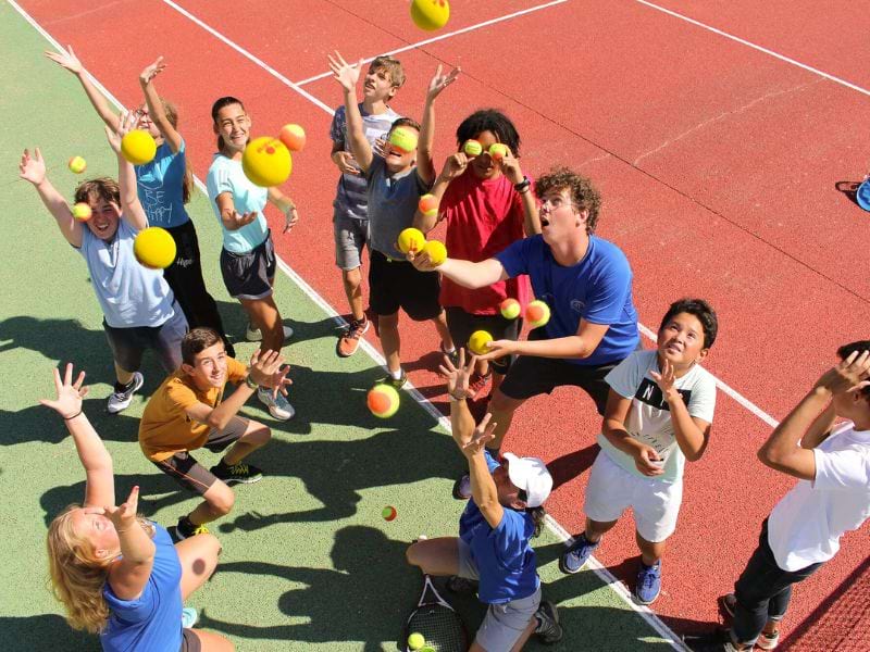 Session tennis en colo de vacances multi activités 100% fun ados cet été