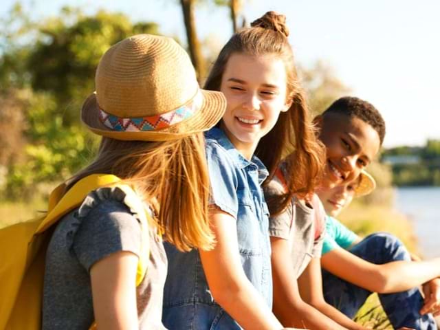 Groupe de jeunes en colo de vacances en pleine nature cet été