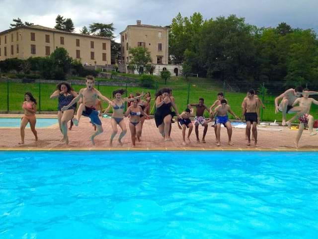 Session piscine en colo de vacances Foot Juniors cet été