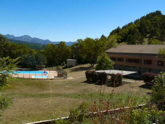 Piscine en colo de vacances au Martouret cet été