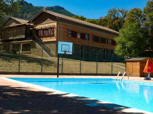 Moments de détente à la piscine cet été en colo de vacances Foot pour ados