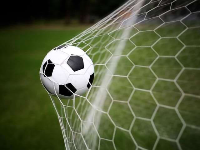 Ballon dans les cages de foot en colo de vacances pour ados durant les vacances d'été