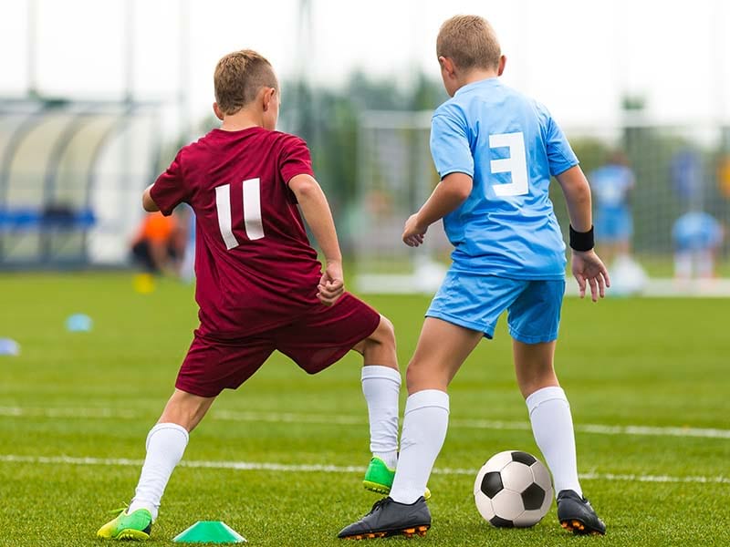 Groupe de jeunes en colo de vacances Football pour les 8-12 ans