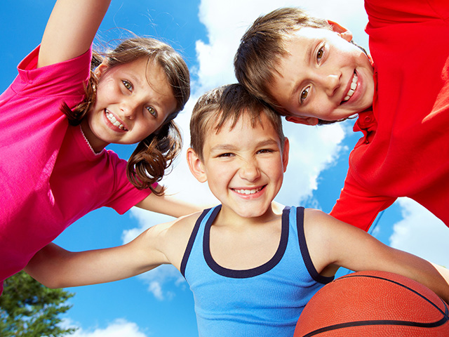 photo de trois jeunes d'une dizaine d'années avec un ballon de basket en colo cet été