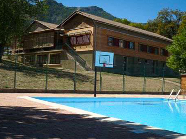 vue sur la piscine du centre de vacances colonie de vacances été