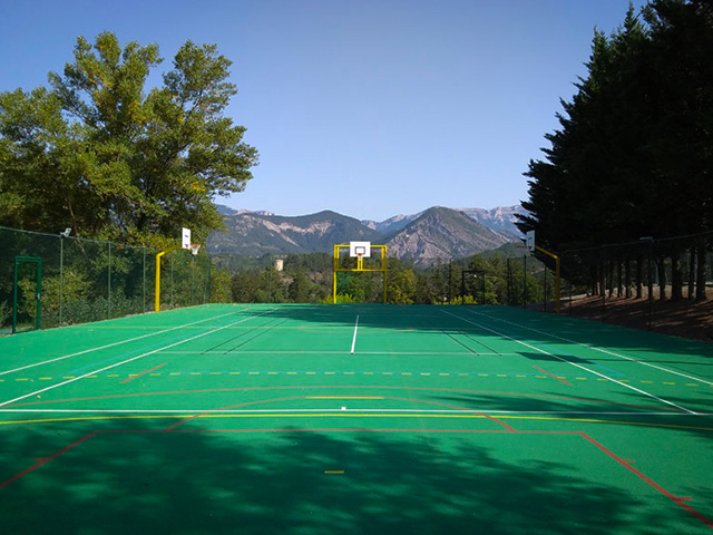 photographie du terrain de basket du centre de vacances le Martouret