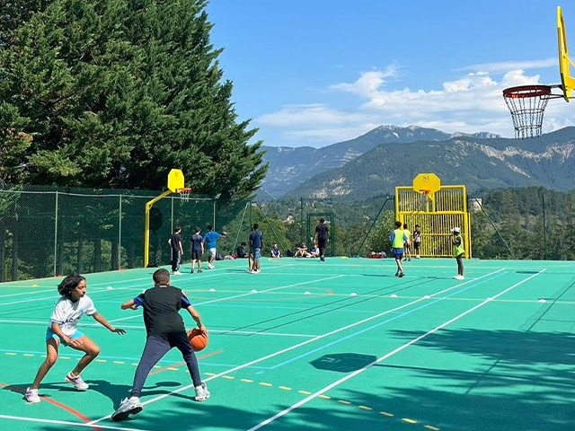 jeunes pratiquant le basket sur un terrain adapté dans la Drôme