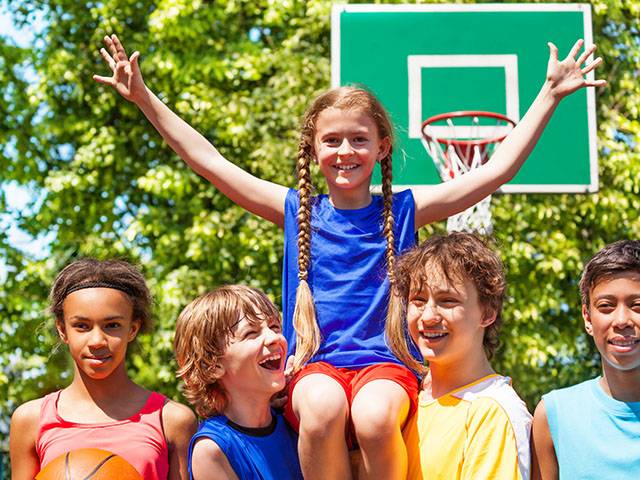 jeunes ados célébrant une victoire lors d'une colonie de vacances pour les amateurs de basket