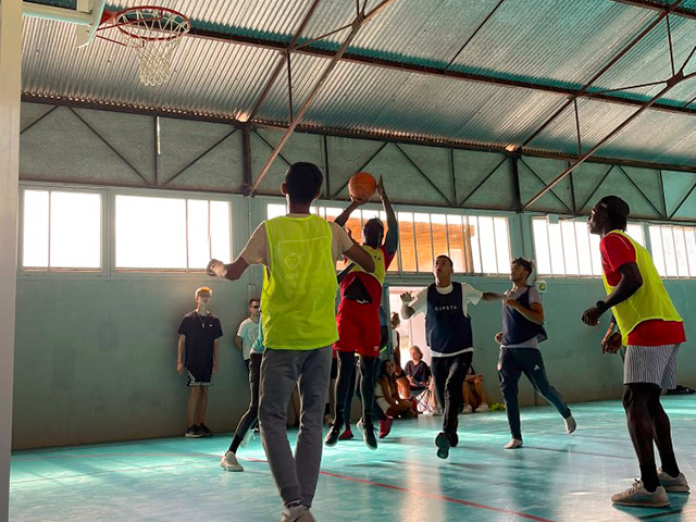 match de basket entre jeunes du même âge lors d'une colo dans la Drôme