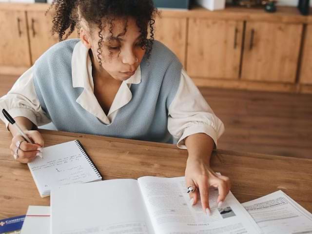 Jeune fille de 12 ans en colonie de vacances multi activités et soutien scolaire cet été