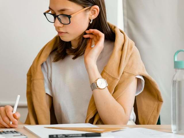 Jeune fille en colo de vacances soutien scolaire cet été 