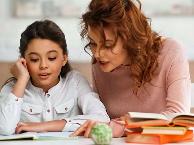 Jeune fille qui apprend à apprendre en colo de vacances soutien scolaire cet été