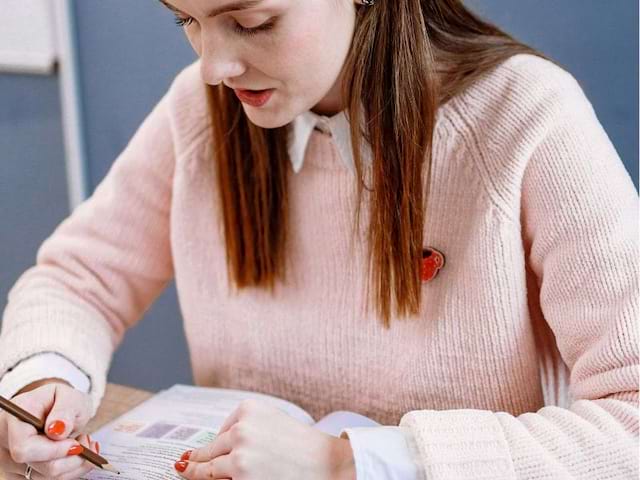 Jeune fille de 15 ans en colo de vacances soutien scolaire cet été