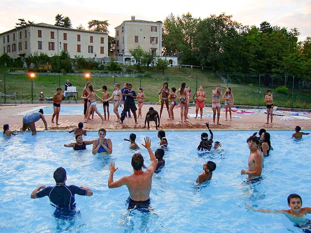 enfants à la piscine en séjour de vacances été