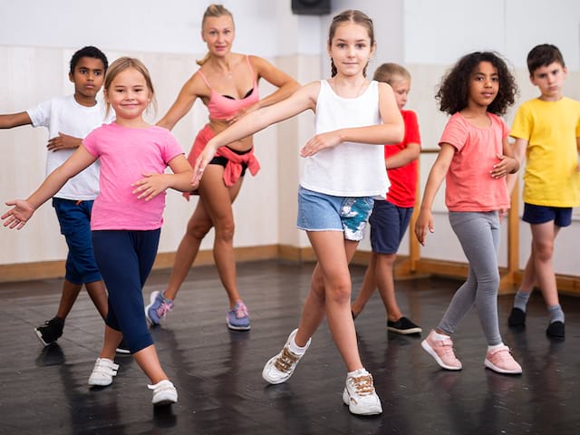 Enfants danse colonie de vacances été