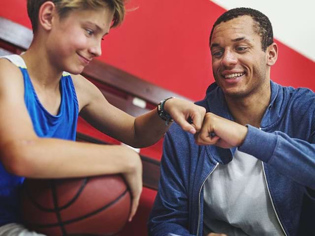 garcon et entraineur de basket en colonie de vacances