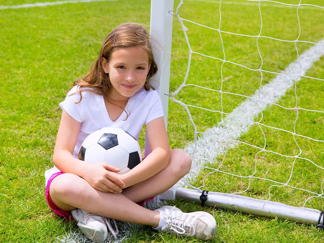 jeune fille ballon de football sejour de vacances