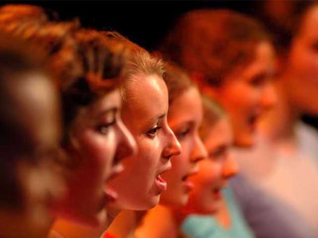 Groupe de jeunes qui font un spectacle cet été en colo Tous en scène